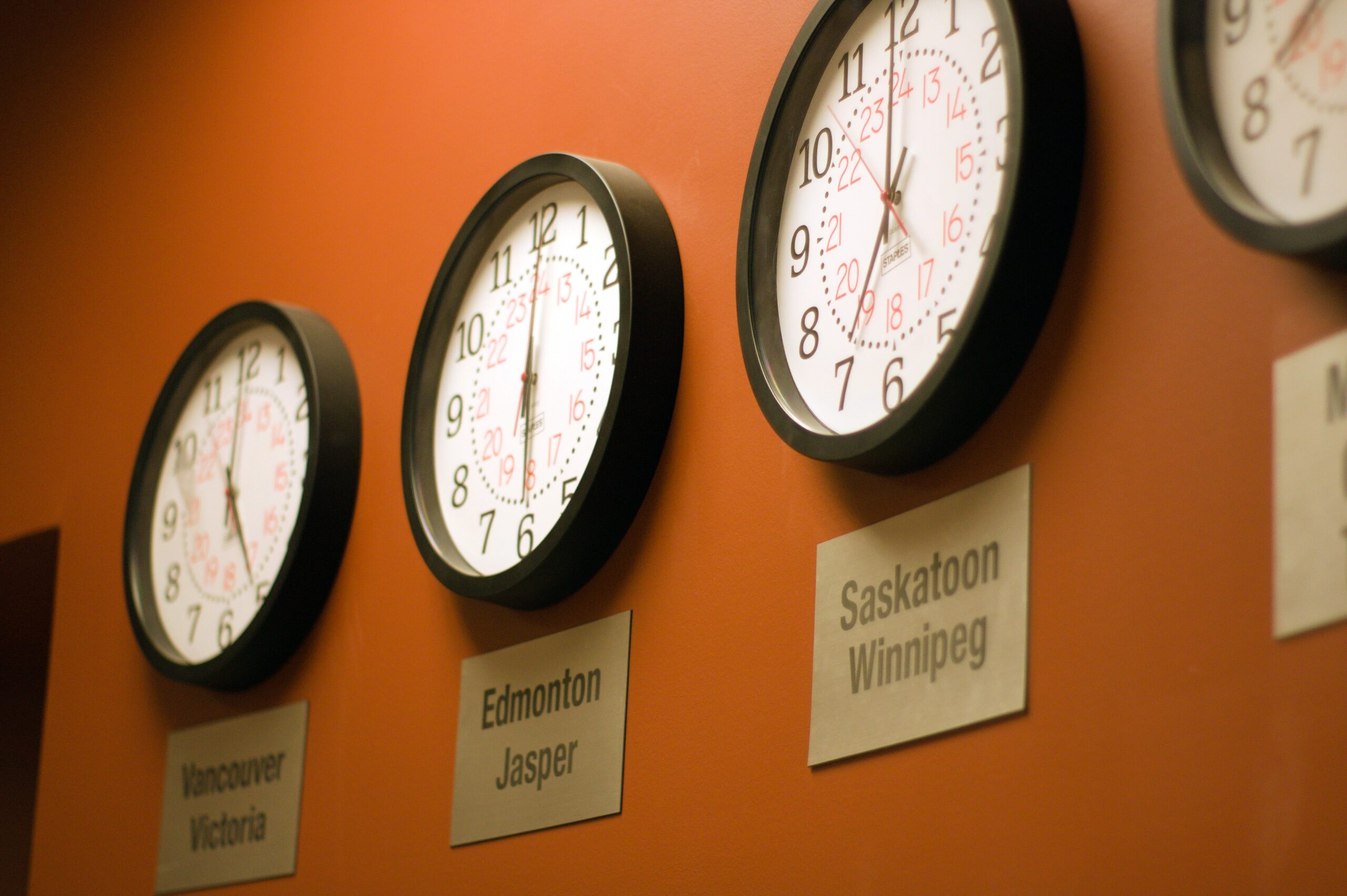 managing time zones for tech teams - bluebird